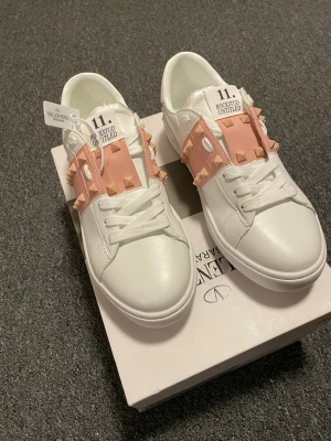 Valentino skor - Hej, säljer dom här fina Valentina skorna, storlek 39