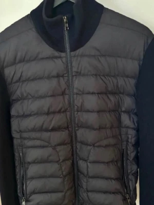 Moncler cardigan  - Har använt den bara få gånger den har inga skador eller liknande för mer frågor skrev och den är såklart äkta och priset går att diskutera vid snabb affär 