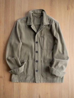 Khaki overshirt i bomull - Snygg khaki overshirt med tre stora fickor framtill och knäppning med fyra knappar. Jackan har klassisk krage och är tillverkad i ett robust bomullstyg. Perfekt för lager på lager och enkel att styla till olika outfits.