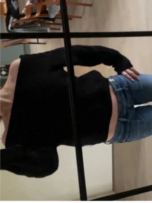 Stickad off the shoulder  - Stickad svart off the shoulder tröja från JDY zalando. Säljs inte längre, lägg gärna prisbud perfekt nu till hösten 