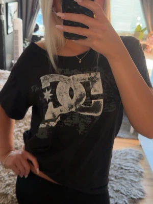 Dc T-shirt  - Cool DC T-shirt. Klippt offshoulder. <3 