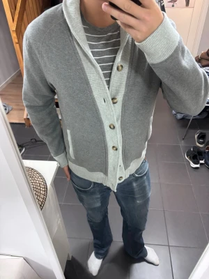 Cardigan - Storlek L passar M därav klassad som M, skick 9/10. Postar samma dag!