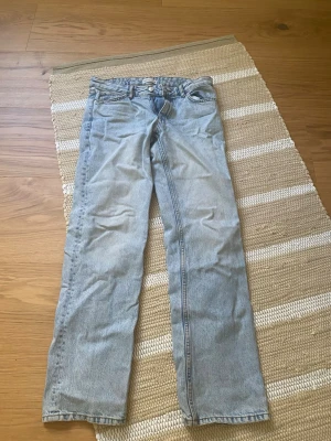 Raka, lågdmidjade jeans från Gina - Ett par blåa jeans från Gina. Använda fåtal gånger 💞