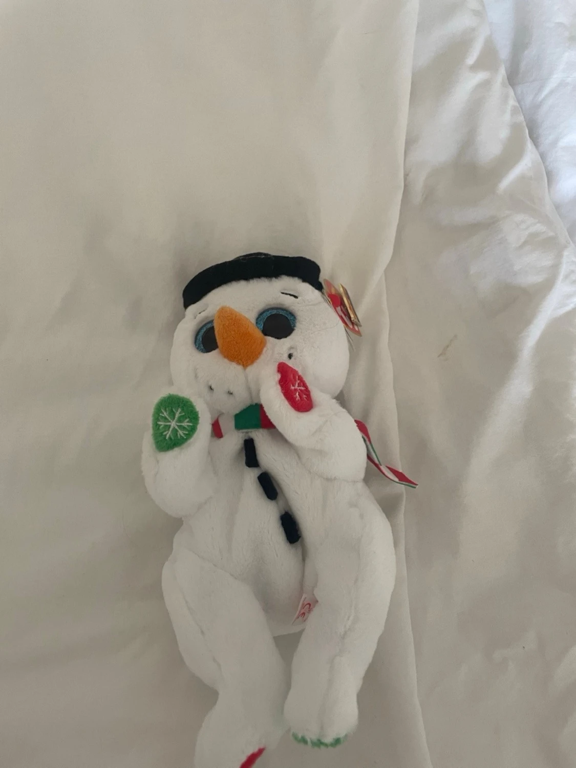 Mjuk snögubbe med färgglada vantar