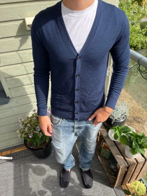 Riley cardigan - Riktigt snygg cardigan från Riley med 100% merino i toppskick✅ Storlek S | Längd: 65cm ~ Axelbredd: 41cm | Skriv vid frågor eller funderingar och följ för mer!