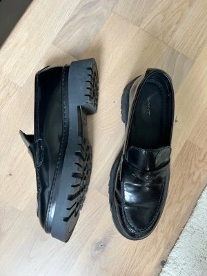 Svarta Gant loafers i lackat läder storlek 39 - Svarta Gant loafers i lackat läder storlek 39. Använda 1 gång, är i väldigt fint skick. Nypris 2200 kr.