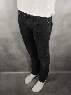 Replay Anbass - Replay Anbass Jeans • Storlek: 30/32 • Skick: 9/10 – fint skick, utan skavanker • Inkluderas: Endast jeansen • Nypris: Ca 2 000 kr • Passform: Modellen på bilden är 180 cm lång, väger 65 kg •