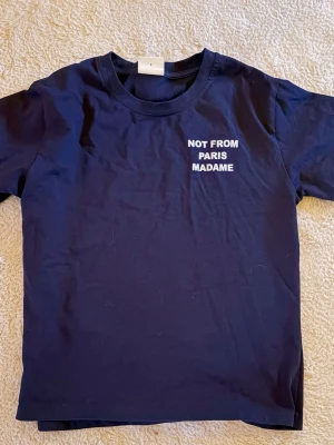 Drole d monsieur T-shirt - En stilren snygg T-shirt från Drole D Monsieur, texten är slitage, men allt annat i fint skick, storleken är krympt från S till XS. Kom med bud!