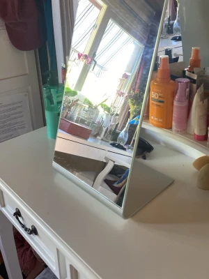 Spegel - Stabil sminkspegel med egen fot.