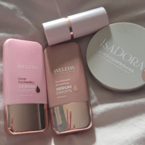 Sminkpaket - Isadora The No Compromise Matte Longwear Powder i nyansen 68 Neutral Almond, 8g. Plombering borta men oanvänd.  Weleda Glow Perfecting Serum Drops med lakrits, 30ml. Använd ca 2 ggr.  Weleda Sunkissed Bronzing Serum Drops med yuzu, 30ml. Använd 1 gång.  Revolution Sunkissed Bronzer Stick, 4.5g. Ej använd. Allt för 210 kr.
