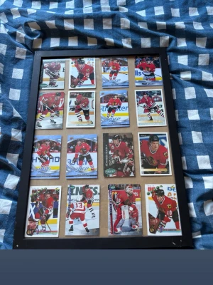 Inramade hockeykort samling - Ramar med hockeykort från olika spelare och lag, bland annat Chicago Blackhawks och Toronto Maple Leafs. Korten är snyggt uppsatta i rutmönster och visar spelare i action på isen. Perfekt för dig som gillar hockey och vill ha en unik dekoration till rummet.100 kr st. PS visa ramar kan vara lite sådär slick men funkar om man bara ska ha de på en tex vägg,hylla