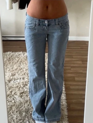 Lågmidjade Abrand jeans - Utsålda lågmidjade ljusblåa Abrand jeans. Använda vid två tillfällen så som nya. Nypris 999kr. Storlek W28, sitter som S/M. Skönt och bra material. Långa på mig som är 168cm. Tryck gärna på köp nu. 