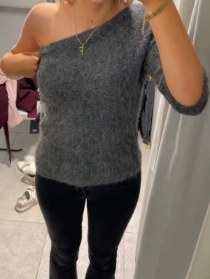 Grå off shoulder topp - Jätte fin stickad off shoulder topp i alpacka från Zara❤️Är i stolek M men passar S och xs❤️