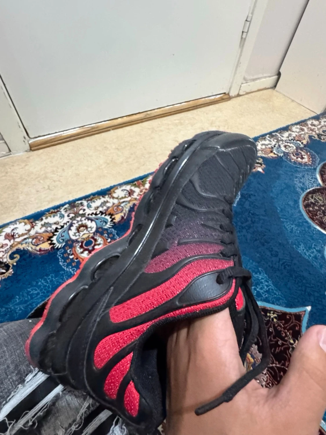 Svarta och röda sneakers med mönster - 3