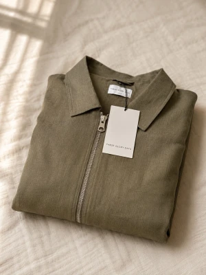 VOLT - These Glory Days - Olivgrön overshirt med dragkedja - Snygg olivgrön overshirt från These Glory Days i linne. Jackan har rak passform, klassisk krage och hel dragkedja framtill. Perfekt för lager på lager och enkel att styla till olika outfits. Nypris: 1799kr
