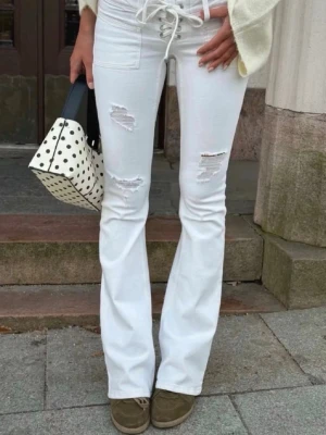 Gina tricot jeans  - Slutsålda vita gina tricot jeans som inte kommer till användning längre, bra skick förutom lite slitet längs ner på ena benet men syns inte när man har på sig dom, dom är i modell short, jag är 165💕