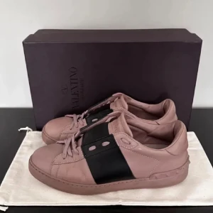 Valentino Opens - Säljer nu mina Valentinos i en sällsynt färg. Skorna är i mycket bra skick. Storlek 42 men passar även 43. Endast skorna medkommer.Hör av er vid frågor🤝🏻 