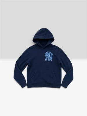 Egensydd  Hoodie  - Snygg mörkblå hoodie med stor NY-logga i blått på bröstet. Klassisk känguruficka framtill och huva. Perfekt för dig som gillar streetwear och vill ha en avslappnad stil. Tillverkad i mjukt material för extra komfort.