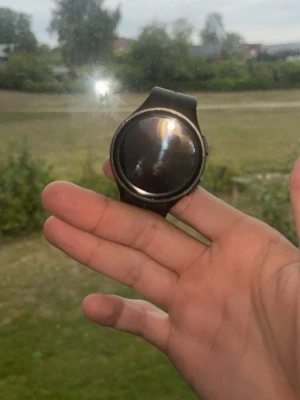 Samsung Watch 3 pro lte - DET KOMMER MED 3 LADDARESäljer en svart smartklocka med rund urtavla och silikonarmband. Klockan har en stilren design och passar perfekt för dig som vill ha koll på både träning och notiser direkt på handleden. Touchskärm och pulsmätare på baksidan.