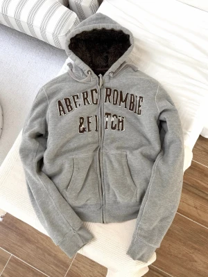 Abercrombie & fitch vintage Wolf jaw jacket  - - sällsynt modell från 2007 - pris inte diskuterbart. Observera att denna även kan klassas som en jacka pga sin vikt och storlek. Frakt 24h. (Herrmodell) 