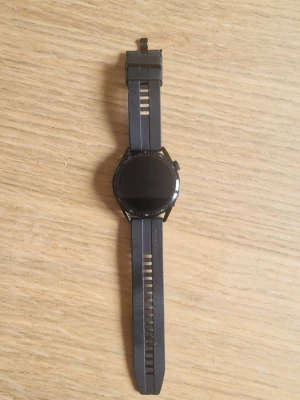 Svart smartklocka med silikonarmband - Snygg svart smartklocka med rund urtavla och silikonarmband. Klockan har en modern design med slät skärm och justerbart band som passar de flesta handleder. Perfekt för dig som vill ha koll på notiser, träning och hälsa direkt på handleden.