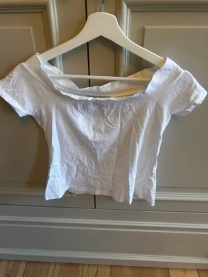 Cute & timeless white off-the-shoulder top 🤍 - A super flattering fitted top with a beautiful wide neckline that can be styled off the shoulder for an effortless, feminine look. The clean white colour makes it an easy wardrobe staple that goes with almost anything.
