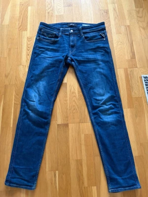 Replay Anbass W33 L34 Slim Fit Jeans - Snygga mörkblå Replay Anbass jeans i storlek W33 L34. Mycket bra skick utan större defekter. Snygg blå tvätt och klassisk Anbass slim fit med stretch. Storlek: W33 L34                                                    Modell: Anbass.                                                          Färg: Mörkblå                                                            Skick: Mycket bra skick.                                            Kan skicka snabbt 📦 Pris kan diskuteras vid snabb affär