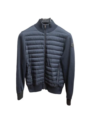 Moncler cardigan - Navy moncler cardigan with black logo. Perfect condition except a small flaw on the sleeve (last picture). Authentic moncler. Bought from vestiaire and it passed the authentication system but I have never used it myself because it’s little too small for me. So the vestiaire tag is still attached. Couldn’t add anymore pictures so ask for more for example the tags and in wear. 