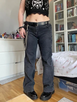 Loose jeans med detaljer - Svarta jeans med broderat mönster på ena benet, thriftat och originalt från Zerres. Storlek XL/44. Kärleksfullt använda, knappen är nog körd närsom och muddarna på benen är slitna. Jag är 160 cm lång för referens. Läs gärna bion innan köp.