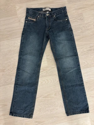 Detroit Jeans / raka jeans - Säljer ett par blå Detroit jeans med rak passform och coola bakfickorna. Jätte fina jeans men tyvärr kommer de aldrig till användning! Strl: 152 
