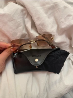 Bruna solglasögon  - Helt oanvända bruna solglasögon 🤎🕶️ Snygga och stilrena bruna solglasögon som passar till alla outfits.  Perfekta för vardag, fest och sommarens alla dagar!  Glasögonfodral och putsduk tillkommer!💕