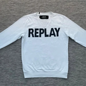 Replay sweatshirt - Säljer nu denna riktigt snygga Replay sweatshirten i mycket fint skick!👏 Storlek: M🤝 Skick: 9/10🌟 Hör gärna av er vid frågor eller funderingar!🤗