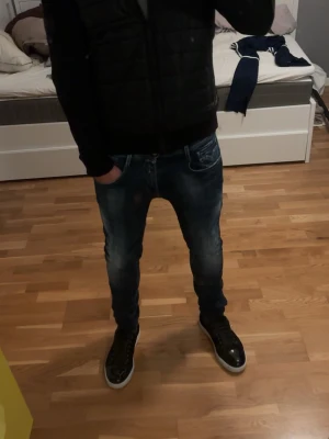 NYA REPLAY HYPERFLEX - Replay Anbass hyperflex i en sjukt snygg tvätt! Jeansen är i nyskick, storlek 30:32. Modellen är 180 cm 66 kg. Skriv vid frågor! 