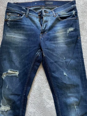 Tiger of Sweden jeans - Säljer ett Tiger of sweden jeans i storlek W30 L34 med slitningar. De är i mycket bra sick och det är bara att höra av sig vid fler funderingar🙌