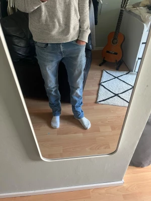 Replay jeans hyperflex - Säljer ett par ljusblåa replay jeans i passformen anbass dom är i storlek W30L32 dom har ett hål i knäet som ni ser på bilden