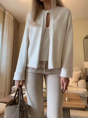 Kofta med knapp  - Säljer denna superfina vita koftan med knapp från Gina Tricot🤍 Storlek L men passar S & M också beroende på hur man vill att den ska sitta! 