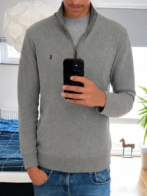 Ralph lauren Zip tröja  - Grå Ralph lauren zip i merinoull i mycket bra skick. Hör gärna av er vid frågor eller funderingar!