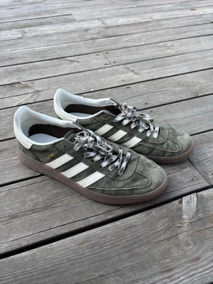 Adidas spezial - Säljer ett par Adidas sneakers i grön mocka. Skorna är nästintill oanvända och väldigt fräscha.