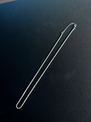 Silverfärgat tvinnat halsband - Tunt silver halsband 1-2mm tjock och är 50cm plus 5cm