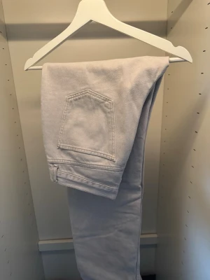Asos Jeans Unisex - Säljer ett par feta Asos jeans som igenligen är dam modell men sitter grymt på mig som kille i ungefär samma 32/32 storlek, ett par regular byxa, se sista bild. Skicket är bra, behöver en liten tvätt och fräschas upp bara. Kom PM för mer information/frågor. KAN GÅ NER I PRIS VID SNABB AFFÄR! 