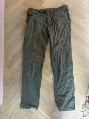 Tiger of Sweden chinos Large - Snygga olivgröna chinos från Tiger of Sweden. En söm som gått upp i grenen (sitter rätt gömt och är lättlagat). I övrigt bra skick