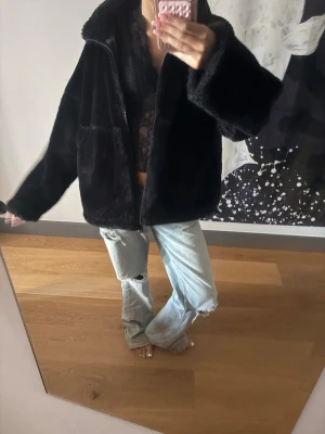 Svart oversized teddyjacka - Mysig svart teddyjacka med oversized passform och dragkedja framtill. Så mysig och cool till hösten!