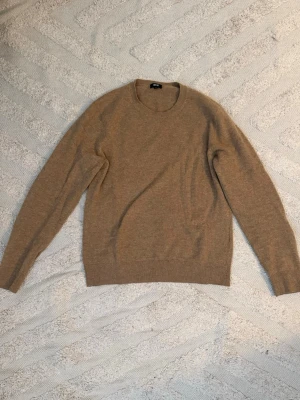 Uniqlo cashmere tröja - En skön stilig cashmere tröja från uniqlo i storlek XS. Nypris 1299, mitt pris 499! Bara att skriva privat vid frågor!😁
