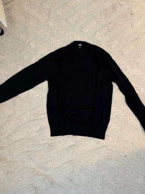 Mörkblå stickad tröja från Uniqlo - En enkel och stilren mörkblå stickad tröja från Uniqlo. Är öppen för diskussion, så bara att skriva vid funderingar!