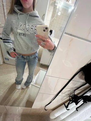 Grå hoodie med BROOKLYN-tryck - Säljer en grå hoodie med huva och dragsnören. I storlek 160 och knappt använd 