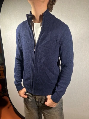 Watsons kofta M - Hej och välkommen till byTorén. Detta är en kofta från Watsons i storlek M med normal passform. Modell på bild är ca 182, 67kg. Plagget är lite nopprigt men är annars i bra skick utan några defekter. Tveka inte på att höra av dig, även om det skulle vara minsta lilla;)