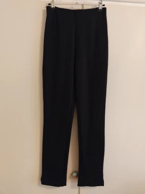 Tighta finbyxor fr Holly & white - Nya kritstecksrandiga typ tights eller kostymbyxor från Lindex, liten slits I bensluten som fin detalj o rätt höga i midjan 