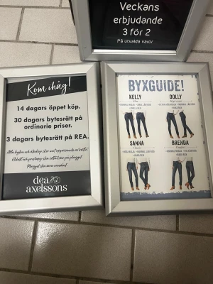 Metallramar  - Säljer ett par metallramar men information från butik. Skyltarna är rektangulära med silverfärgad ram och innehåller text om erbjudanden, byxguide och köpvillkor. Perfekt för dig som vill inreda eller dekorera din nya butik Man kan köpa alla 8 för 50kr eller var o en för 10kr st