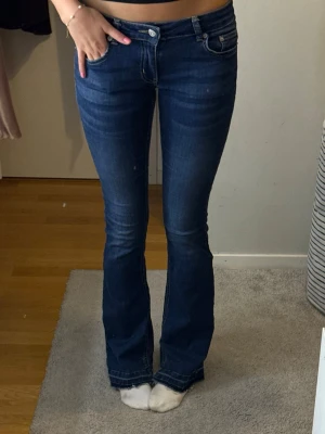 Lågmidjade blå keans - Säljer ett par jeans från Nellys gamla kollektion. Storlek S och är väldigt mjuka i materialet. Passar dig som har ganska långa ben. Skriv för fler frågor eller pris❤️