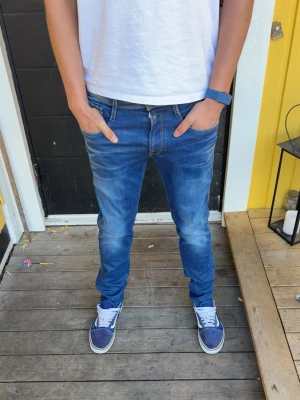 Replay jeans anbass blå  - Säljer dessa sjukt snygga replay jeans i blå färgoch skitbra skick på dom skriv om ni är intresserade av att köpa.Storlek 31/32 Är 189 cm lång väger cirka 76 kilo 